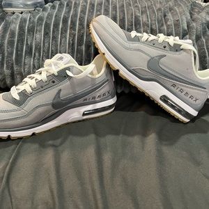 Nike Airmax mens size 7.5 womens 9 gray and white.